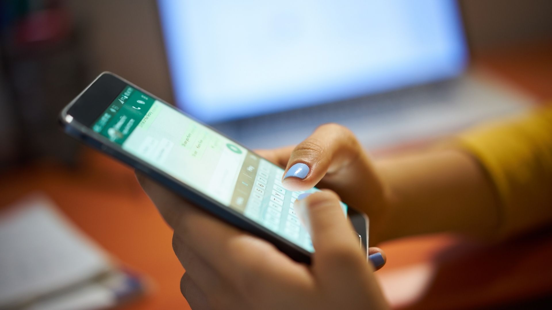 Compartilhar print de conversa de WhatsApp pode gerar indenização