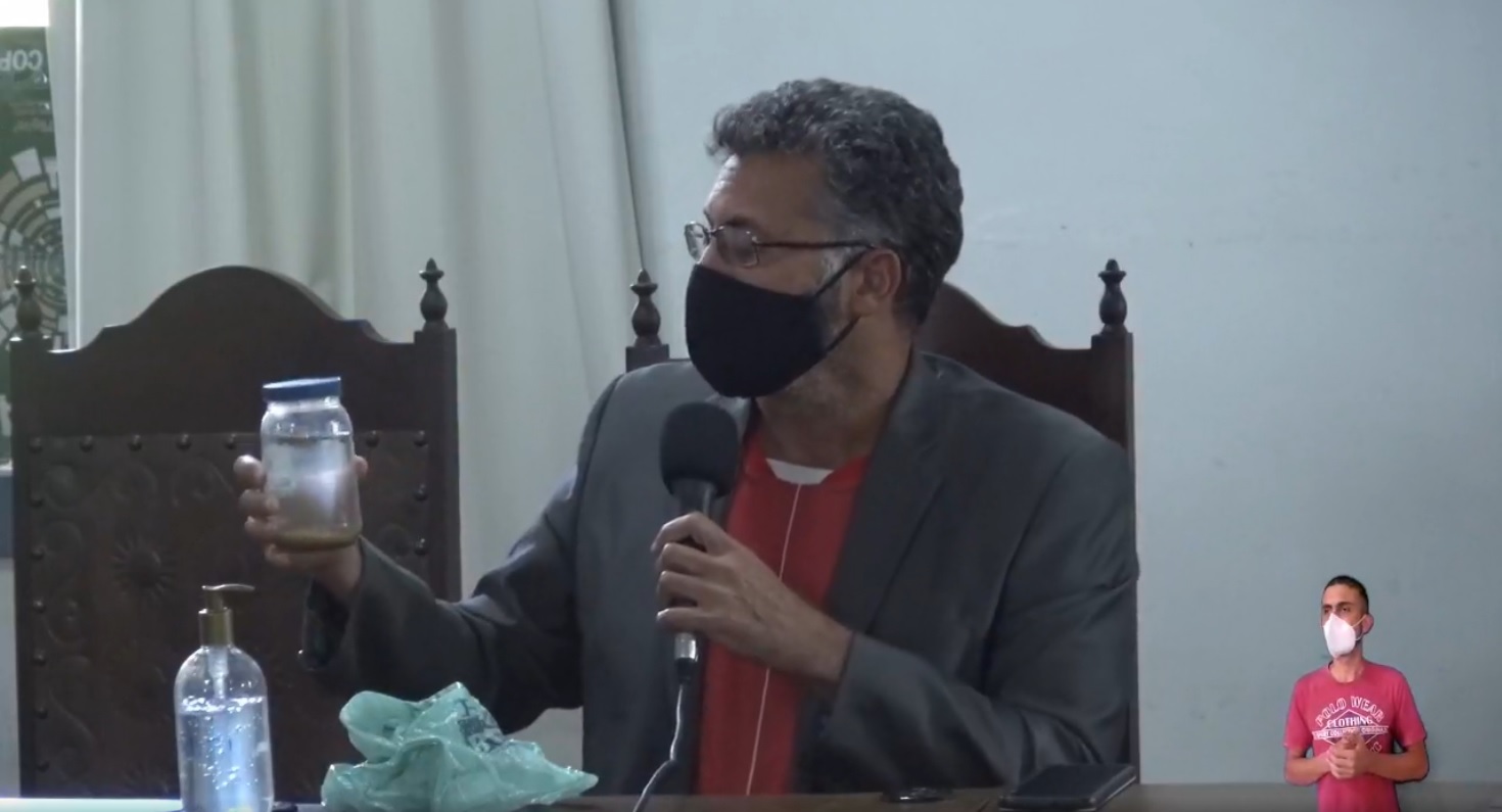 Vereador mostra água com fragmentos semelhantes à fezes distribuída no bairro Padre Faria, em Ouro Preto