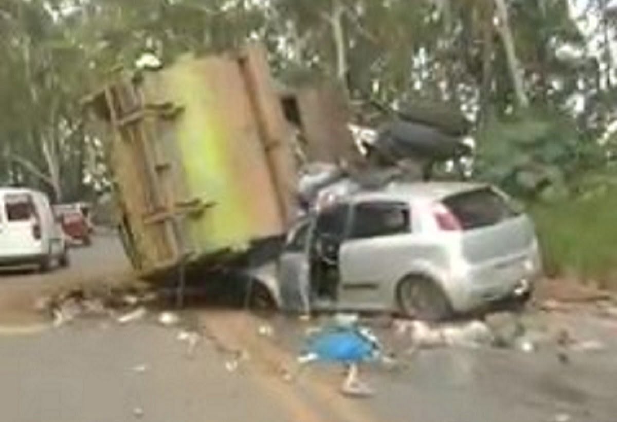 Homem morre em acidente entre caminhão de lixo e carro no bairro Saramenha, em Ouro Preto