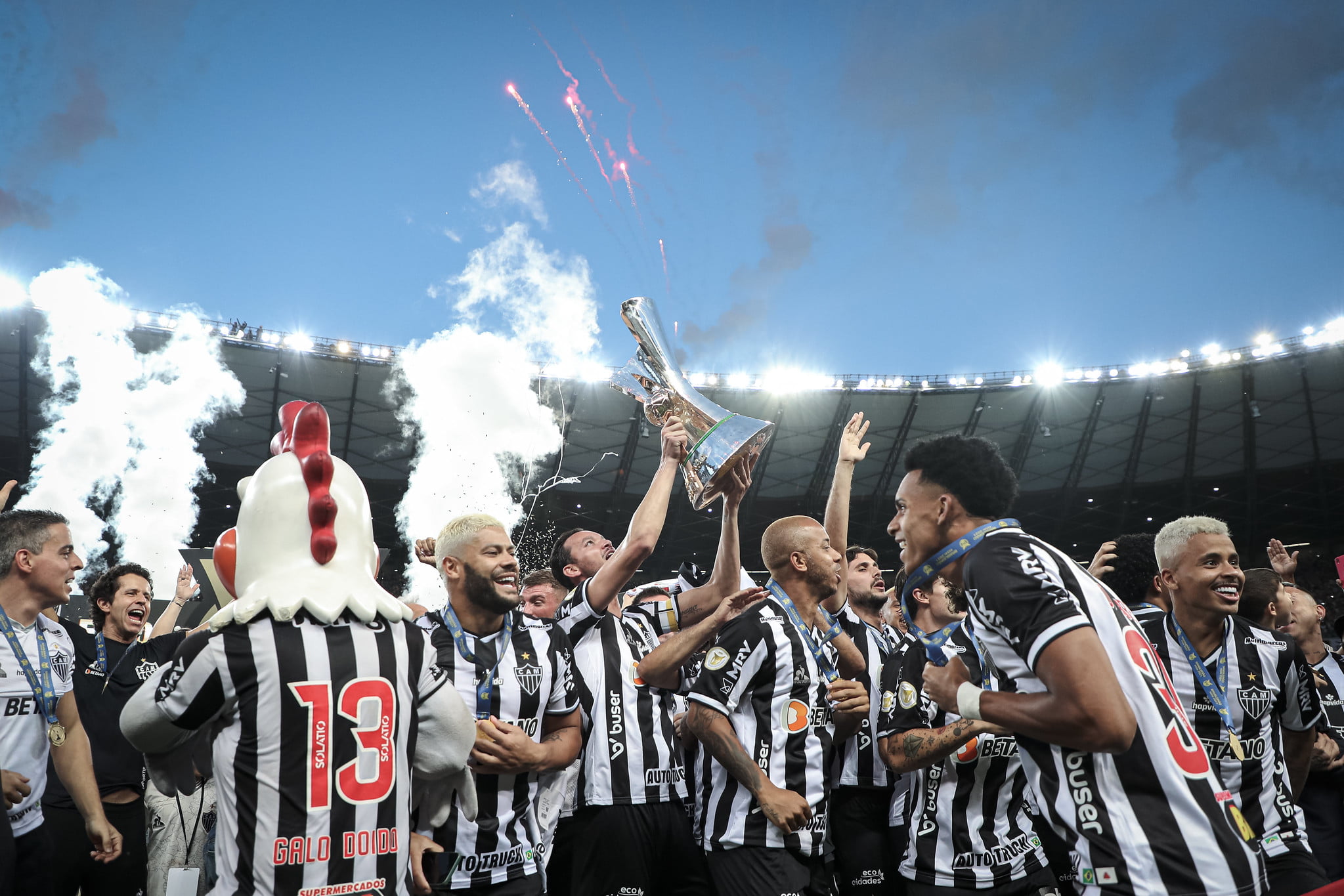 Atlético vence Supercopa e ganha três taças em três meses