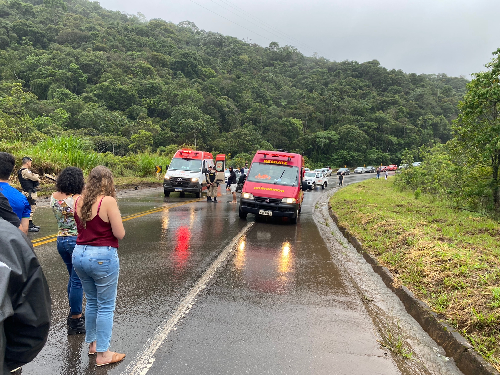 Ouro Preto: acidente entre carro e carreta deixa BR-356 interditada na tarde de domingo