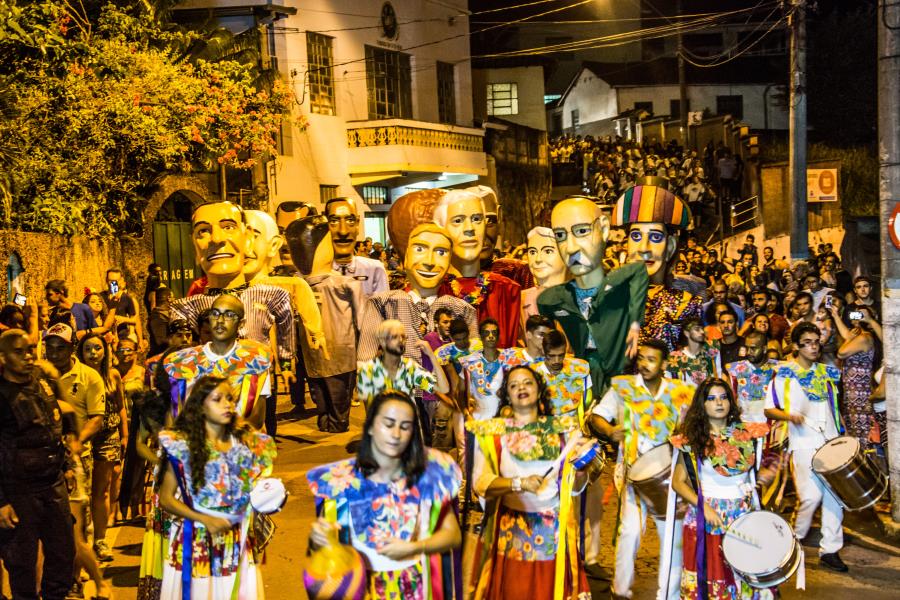 Itabirito Folia 2023: conheça a história e a tradição dos bonecos gigantes que animam a folia itabiritense