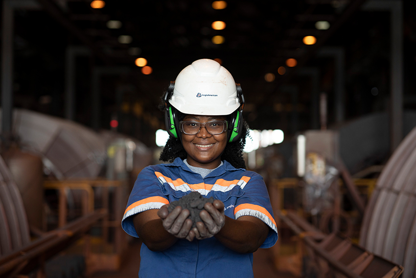 Junto do Senai, mineradora Anglo American oferta 60 vagas em curso gratuito de operador(a) de equipamentos de mina