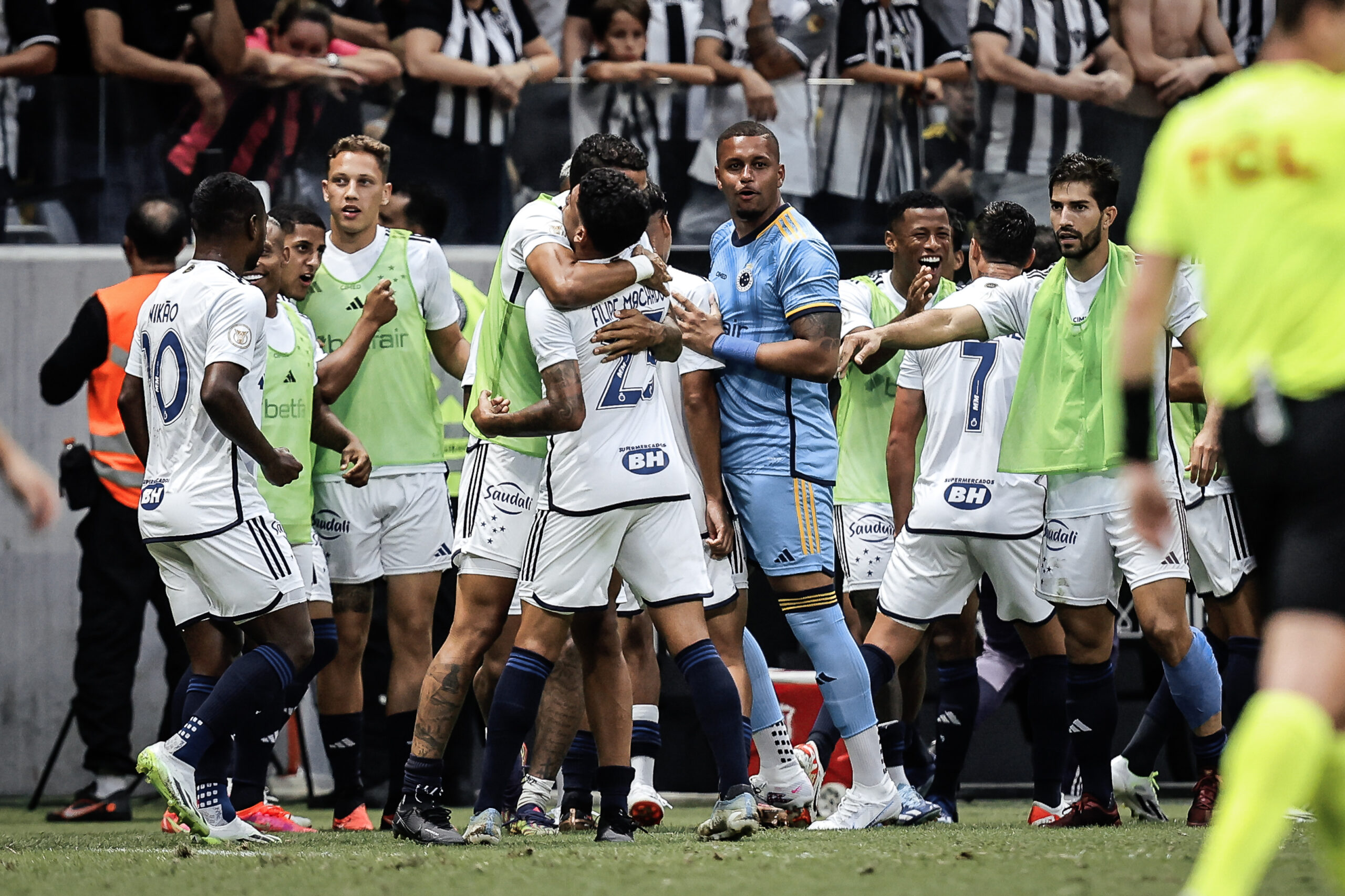Análise: Felipão mexe mal e Cruzeiro surpreendente Atlético no clássico