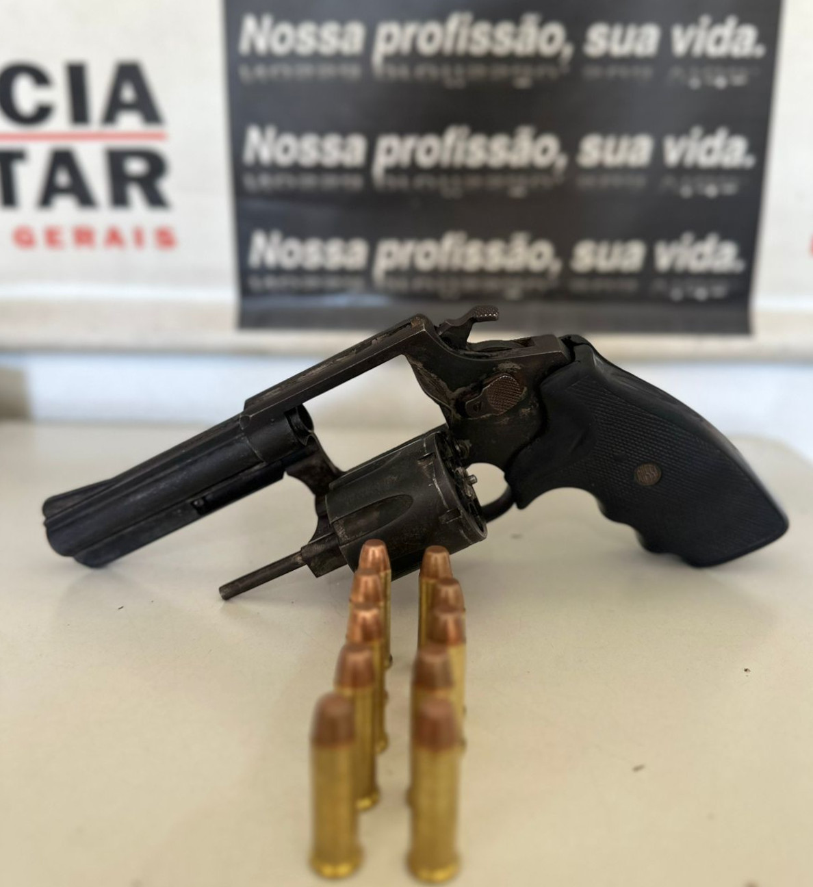 Polícia Militar cumpre Mandado de Busca e Apreensão e apreende arma de fogo e drogas, em Mariana (MG)