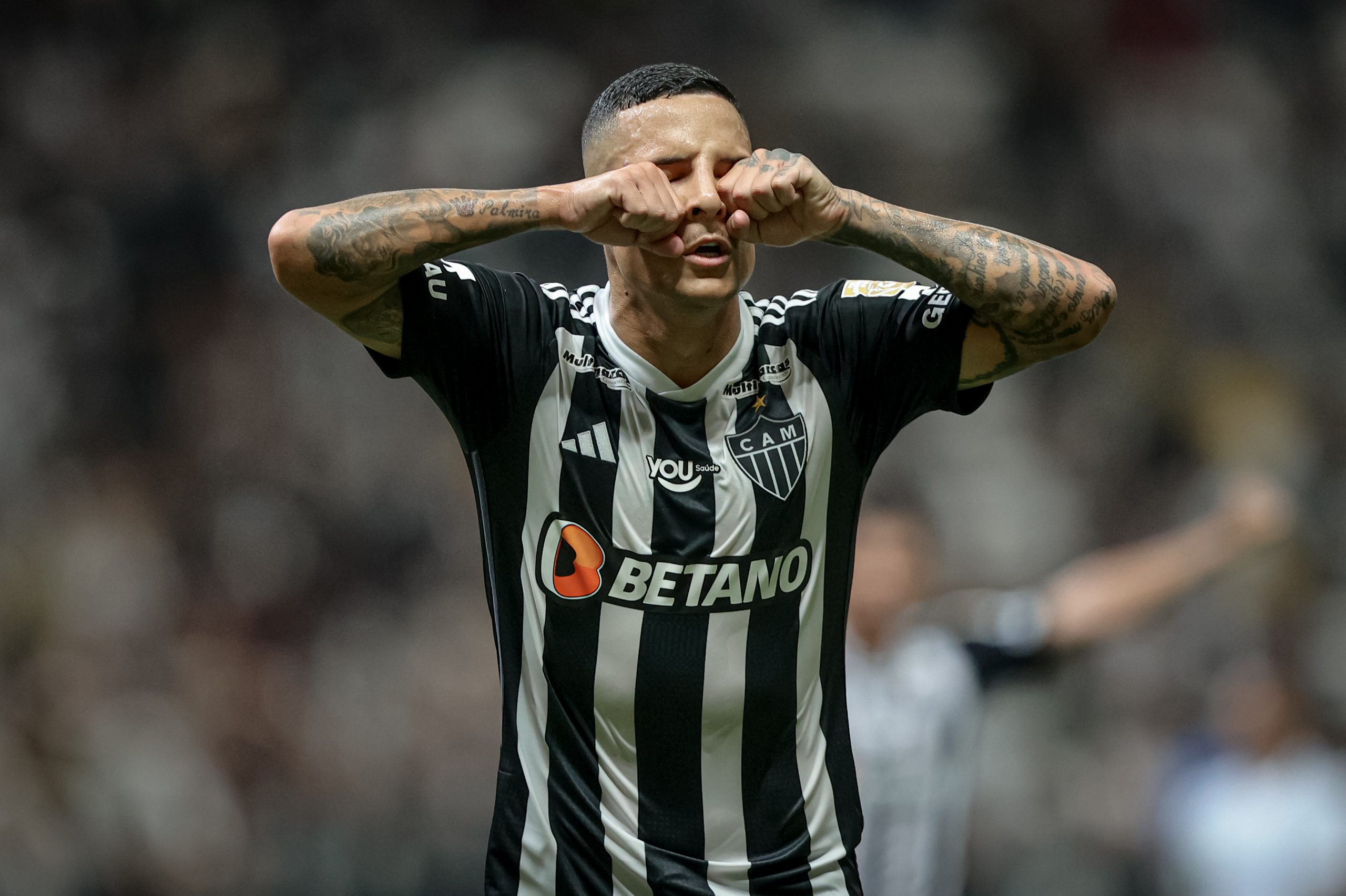 "Escrevi meu nome na história", diz Guilherme Arana em despedida do Atlético