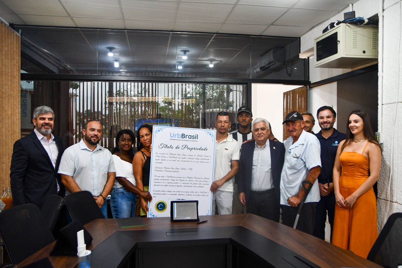 Itabirito: vereador Márcio Juninho celebra entrega de Certidões de Regularização Fundiária para moradores do bairro Água Limpa