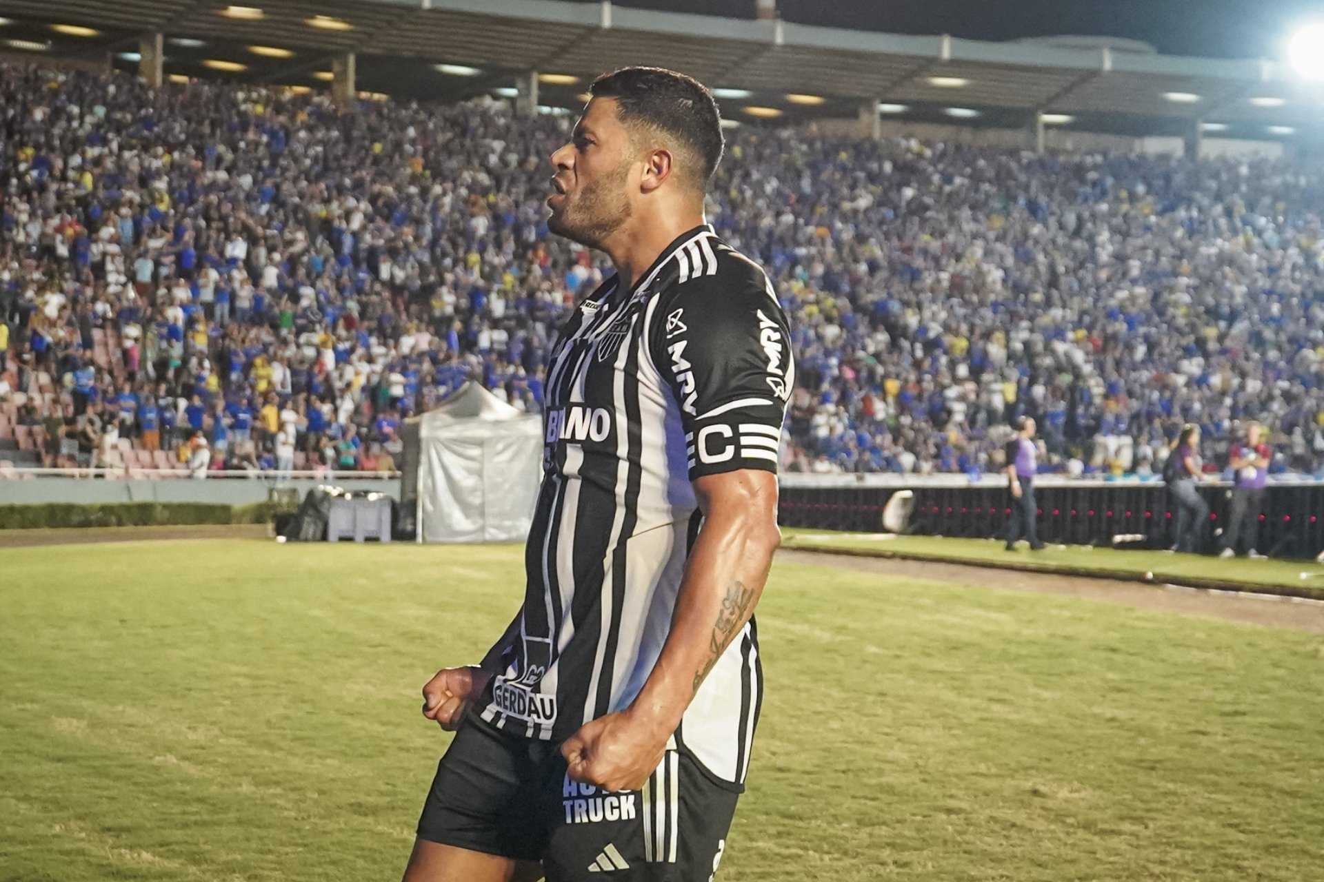 Hulk usa as redes sociais para desabafar e afirma que vai cumprir seu contrato no Atlético