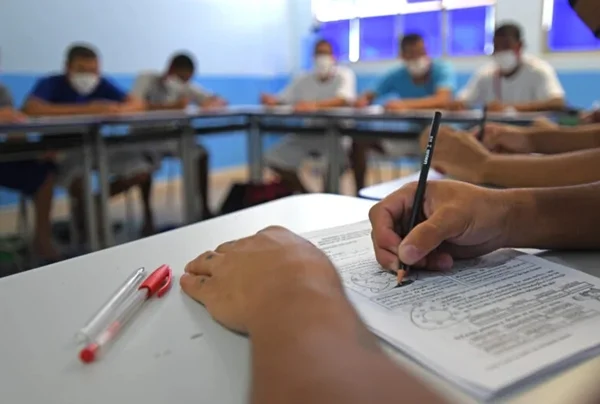Dez prováveis temas da redação do ENEM 2025, de acordo com o ChatGPT