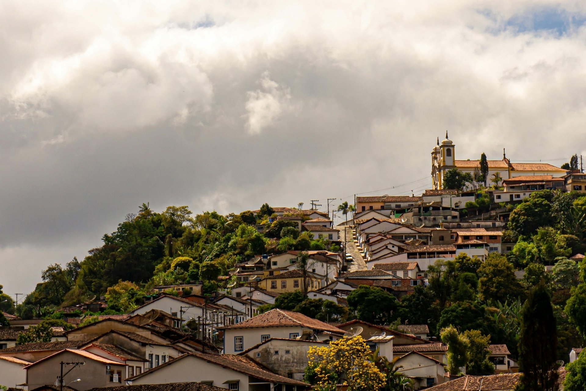 Céu fechado e risco de tempestades em Ouro Preto neste domingo