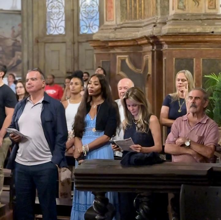 Naomi Campbell participa de missa de Natal na Basílica do Pilar em Ouro Preto