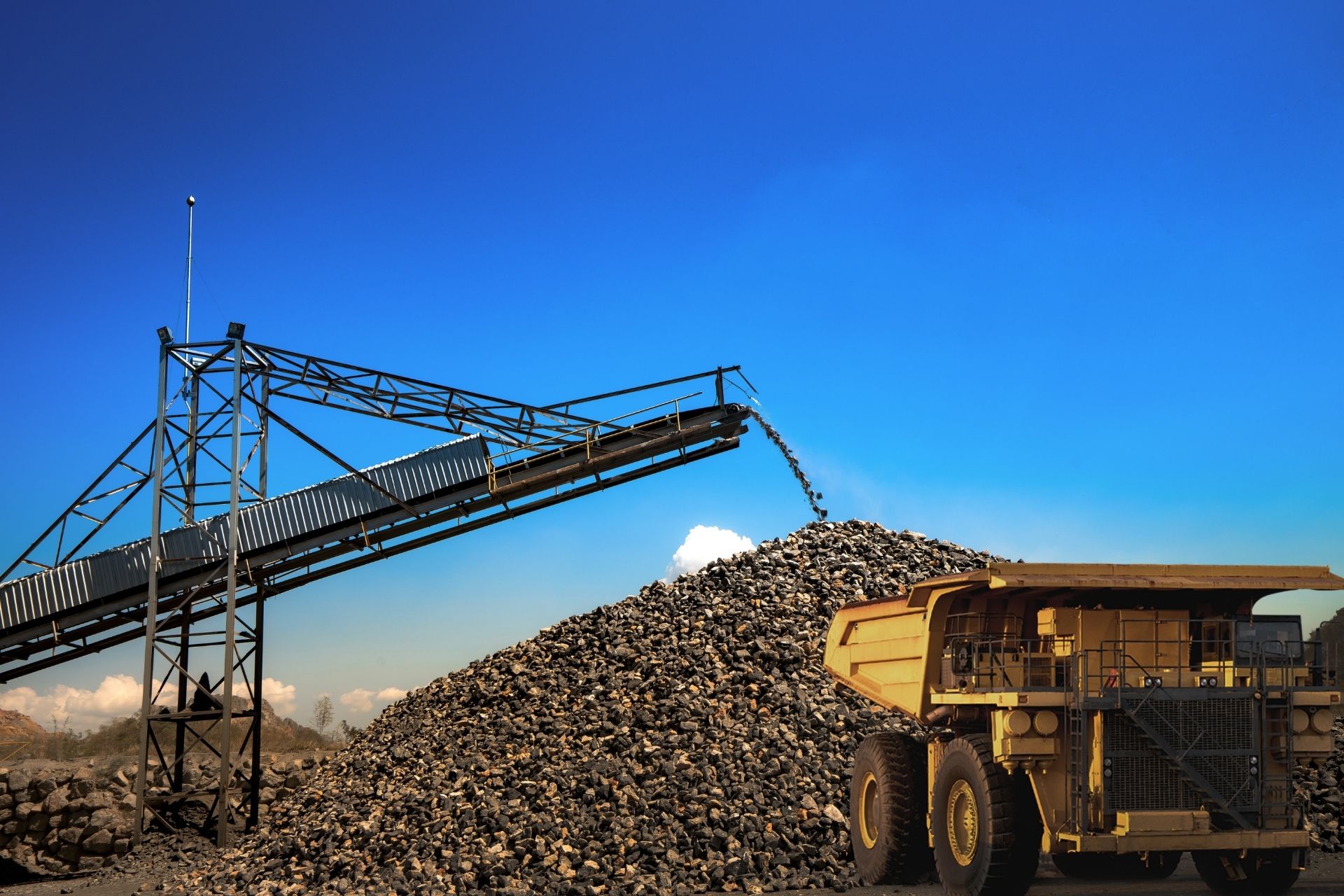 Mineradora de ferro abre novas vagas de emprego para dezembro em MG e ES