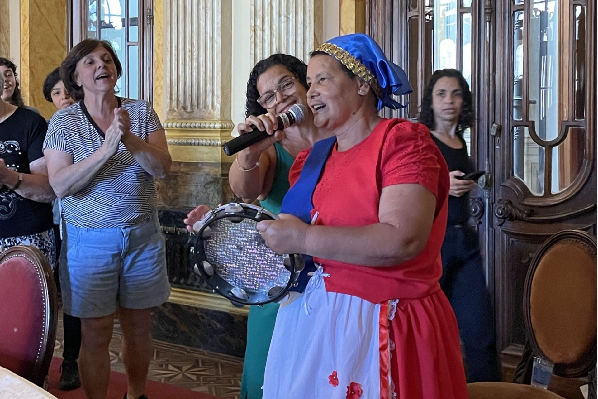 Ouro-pretana é homenageada por manter tradição das pastorinhas viva há seis décadas