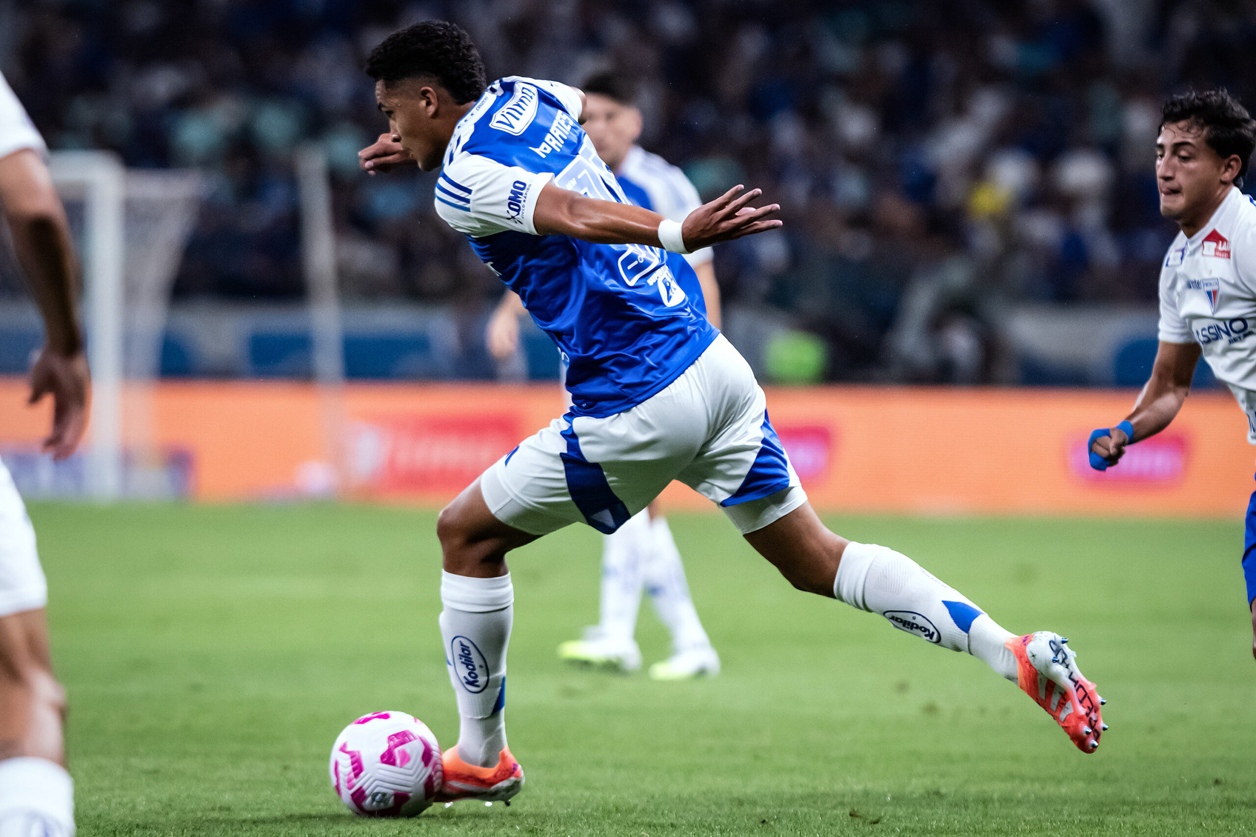 Quem é Kauã Prates? Lateral celeste virou alvo do Borussia Dortmund