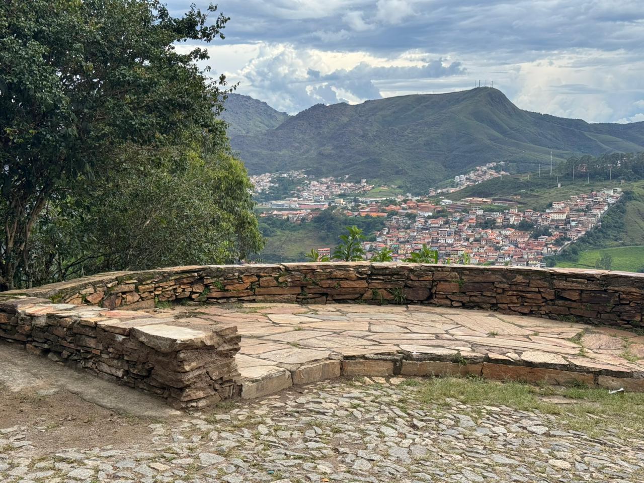 Mirante do Morro São Sebastião é restaurado em Ouro Preto após vandalismo
