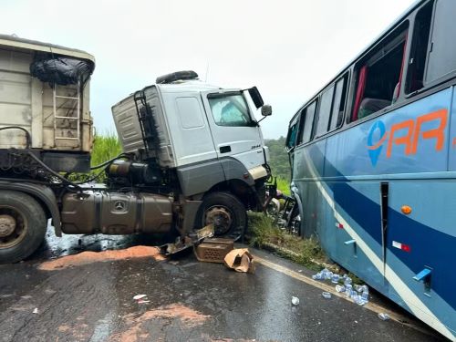 Ônibus que voltava de Guarapari com passageiros de Itabirito e Ouro Branco bate de frente com carreta e deixa morto na BR-356