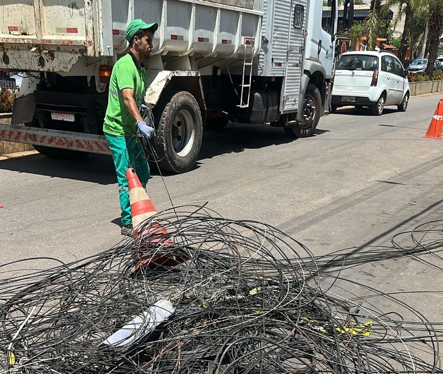 Cemig retira mais de 63 toneladas de fios irregulares em postes em Minas Gerais