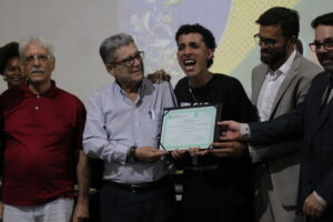 A tinta da memória contra o silêncio do chumbo: Hélcio Fortes recebe, 54 anos depois, o diploma que a ditadura tentou rasgar