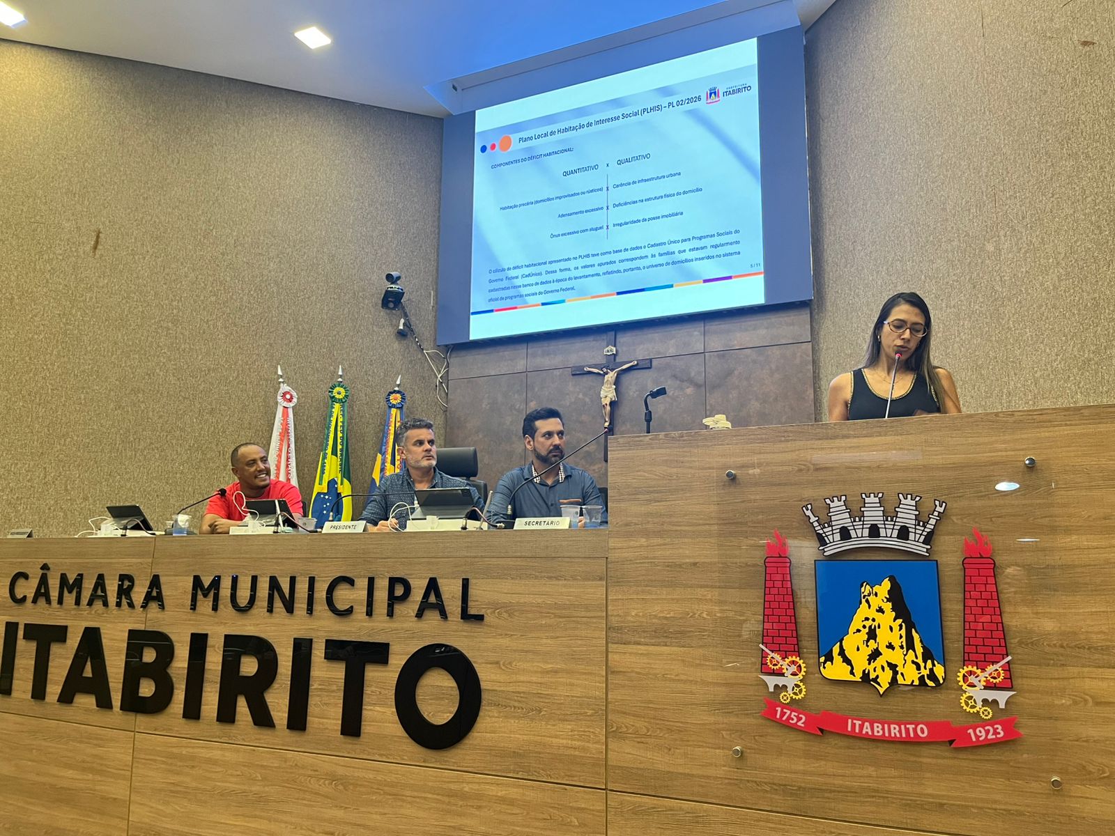 Câmara de Itabirito debate política habitacional com apresentação da secretária de Política Urbana