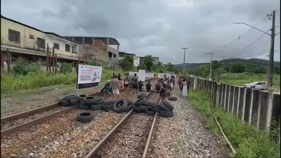 Manifestação indígena interrompe ferrovia da Vale e suspende transporte entre MG e ES