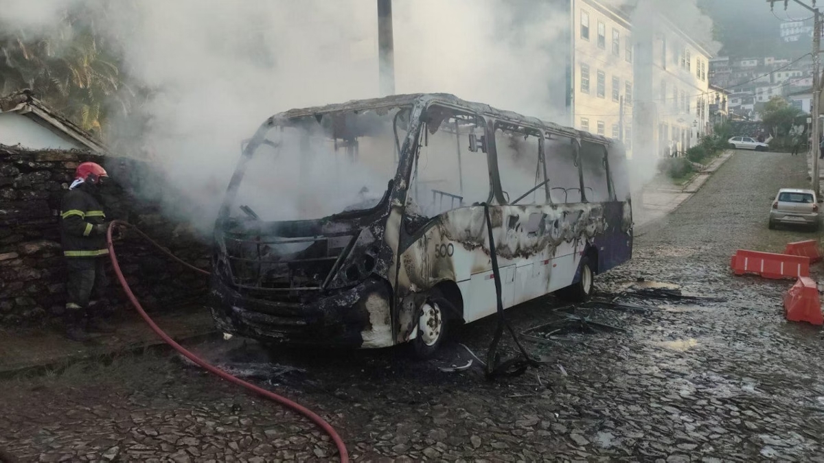 Chamas consomem ônibus no centro histórico de Ouro Preto em manhã de quarta-feira