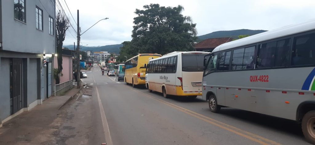 Moradores protestam em rodovia de Mariana contra demolição de casas em área de risco