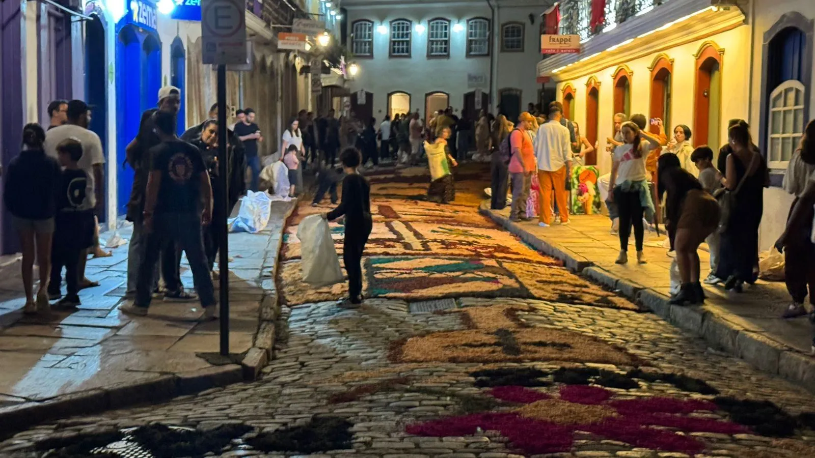 Ateliê a céu aberto: confecção dos tapetes devocionais reúne visitantes e moradores em Ouro Preto