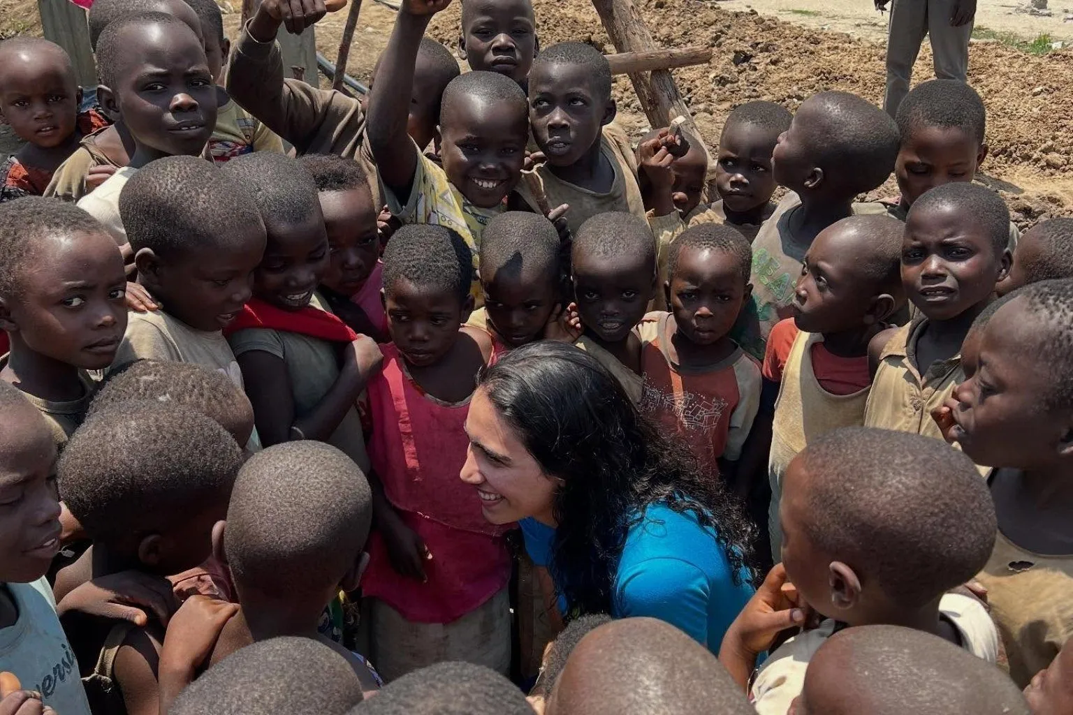 Filha de Duarte Júnior, ex-prefeito de Mariana, participa de campanha de apoio a crianças refugiadas da guerra no Congo