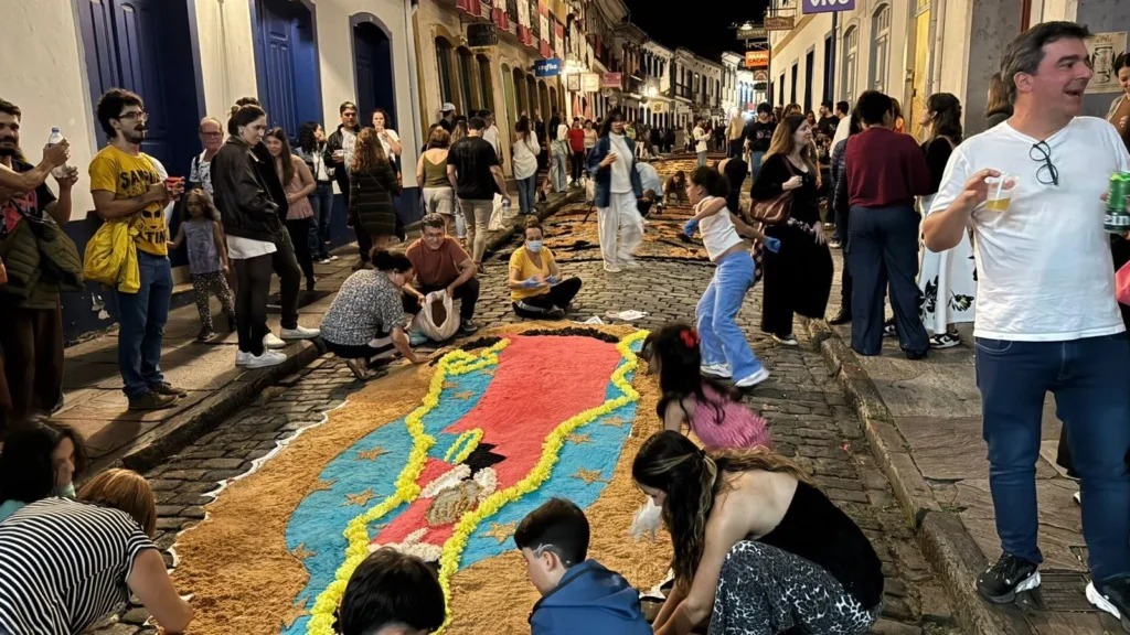 Ouro Preto volta a ser tomada pelos tapetes devocionais no Corpus Christi em meio à alta temporada cultural