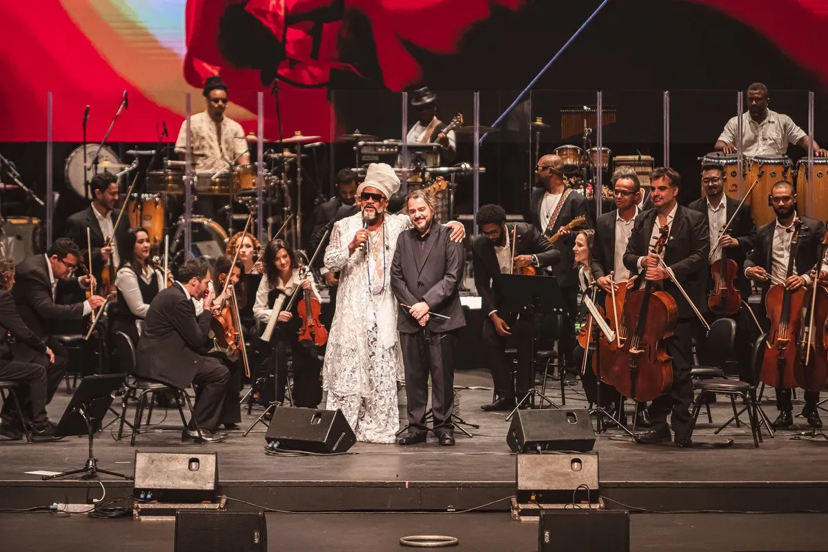 Carlinhos Brown e a Orquestra Ouro Preto lançam em junho o álbum “Afrossinfonicidade”, com versões sinfônicas de sucessos da música brasileira.Carlinhos Brown e a Orquestra Ouro Preto lançam em junho o álbum “Afrossinfonicidade”, com versões sinfônicas de sucessos da música brasileira