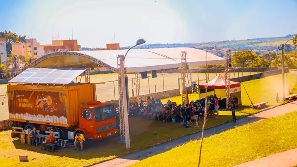 Caminhão-palco movido a energia solar leva teatro gratuito ao Maracujá, em Ouro Preto, pela primeira vez