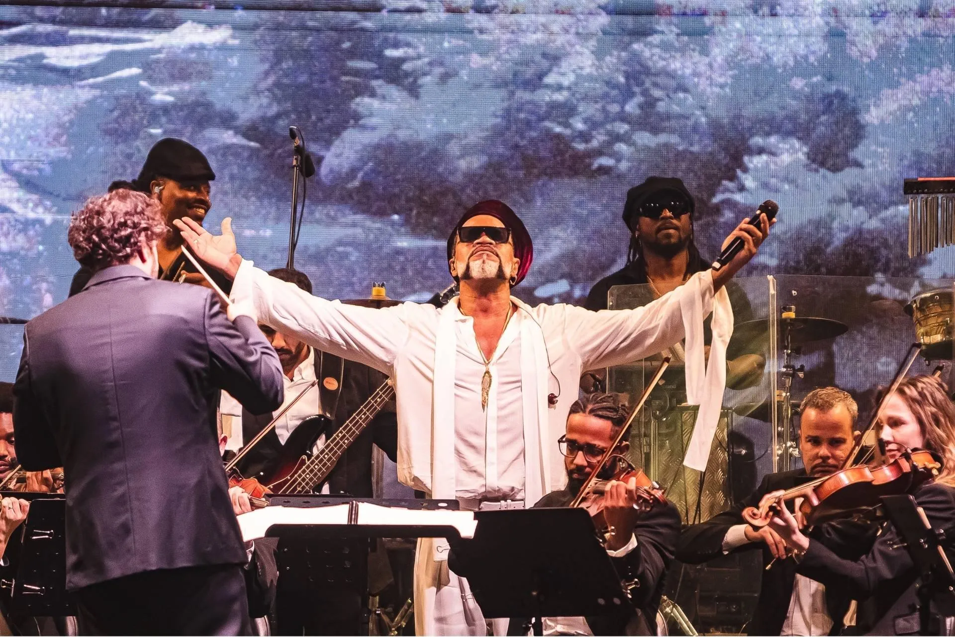 Carlinhos Brown e Orquestra Ouro Preto fazem show gratuito na Praça da Liberdade neste domingo