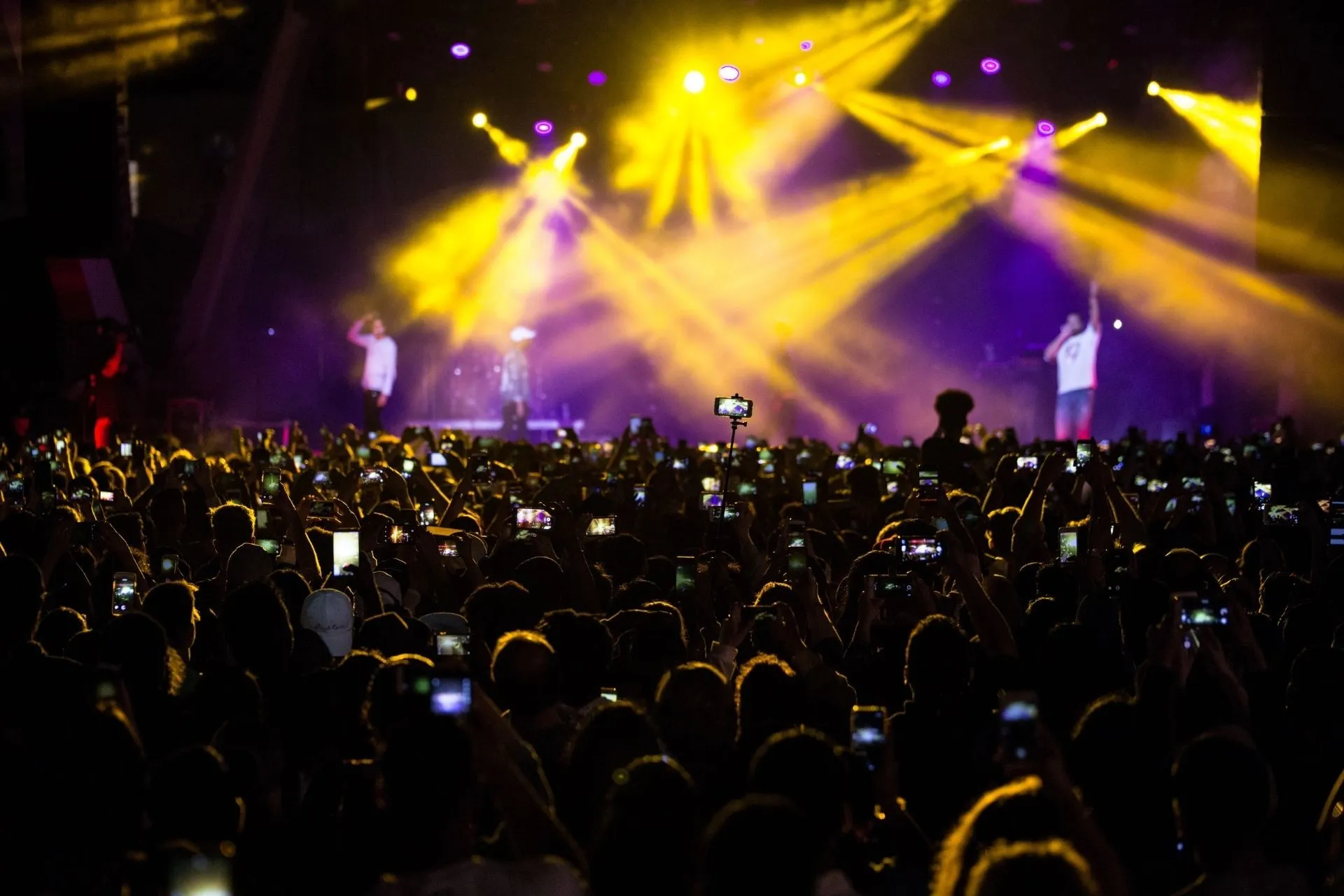 Projeto quer limitar teto de R$ 500 mil de cachê para shows e obrigação de contratar artistas mineiros
