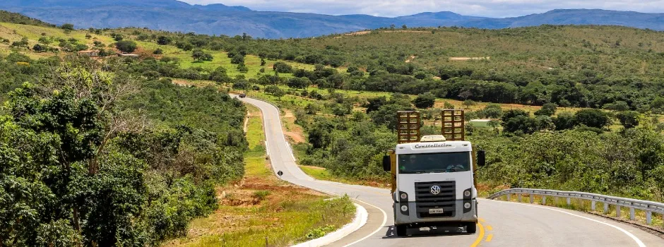 Caminhões com excesso de peso e dimensões terão circulação limitada em Minas no feriado de Corpus Christi