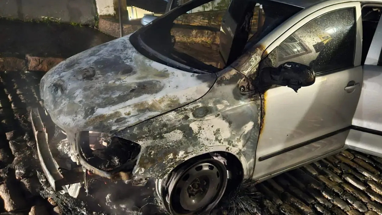 Carro é destruído por incêndio durante a noite em Ouro Preto