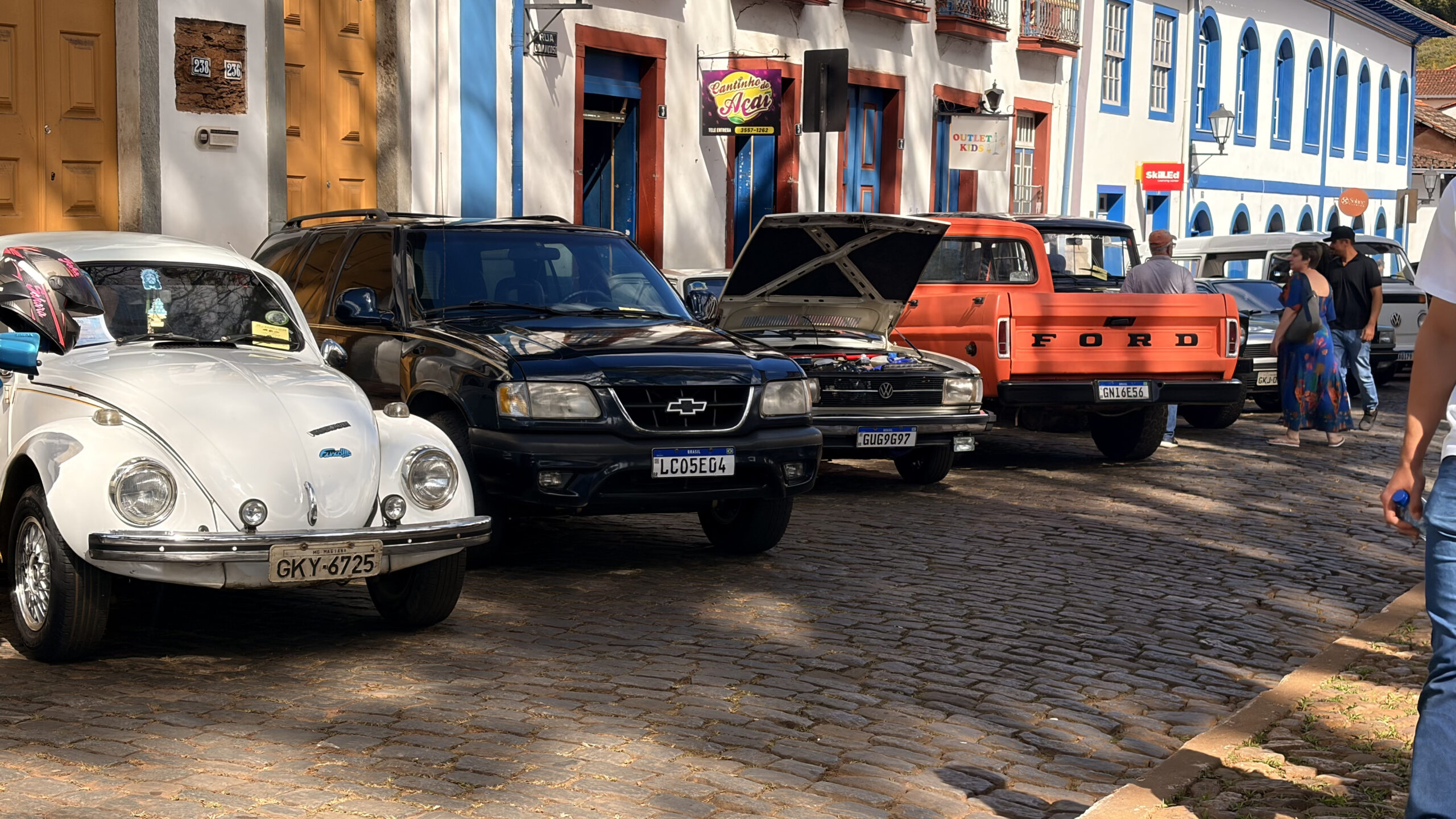 8º Encontro de Veículos Antigos movimenta a Praça Gomes Freire em Mariana
