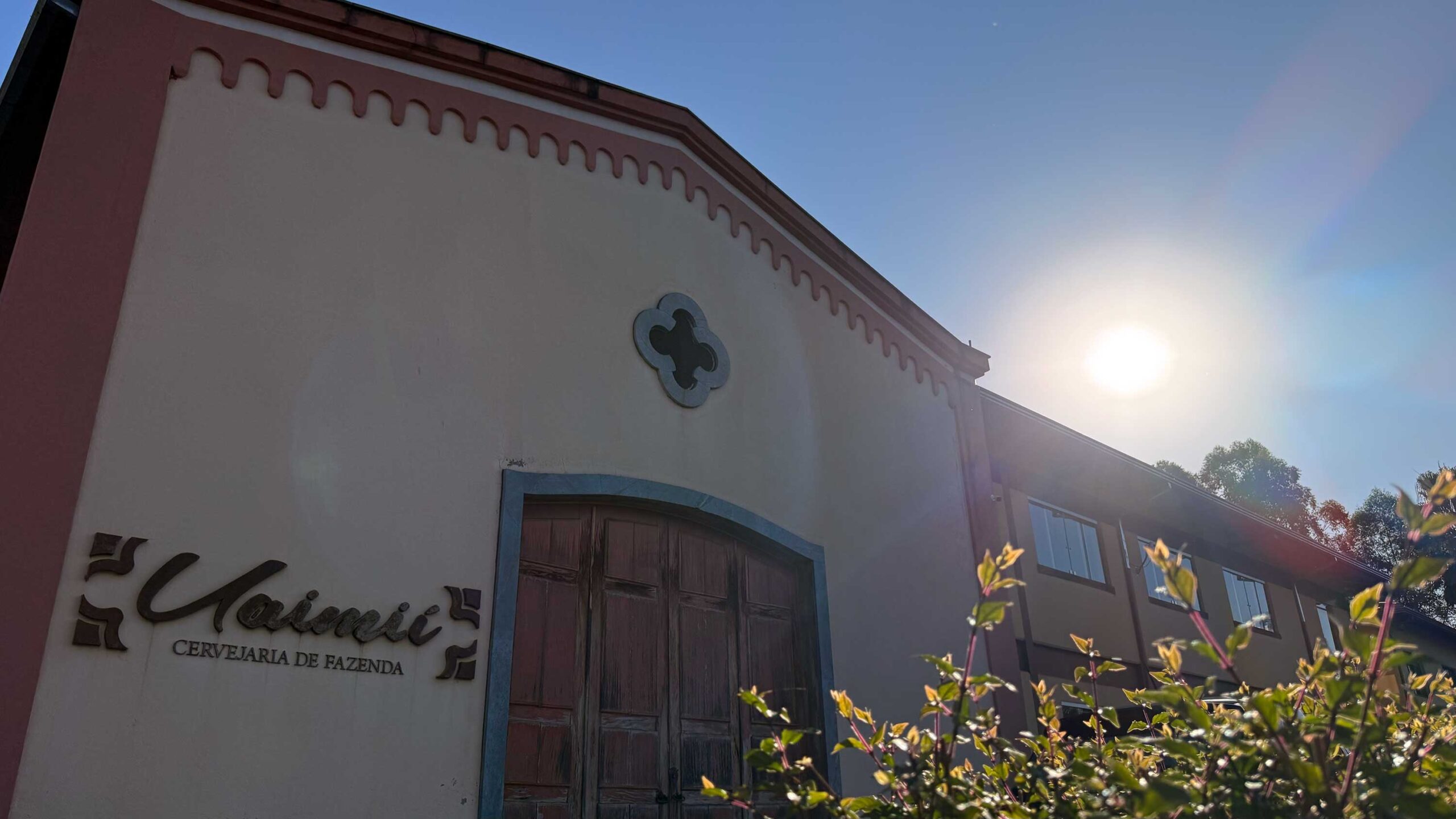 Cervejaria Uaimií comemora aniversário com visita guiada, shows, gastronomia e diversos tipos de chopp