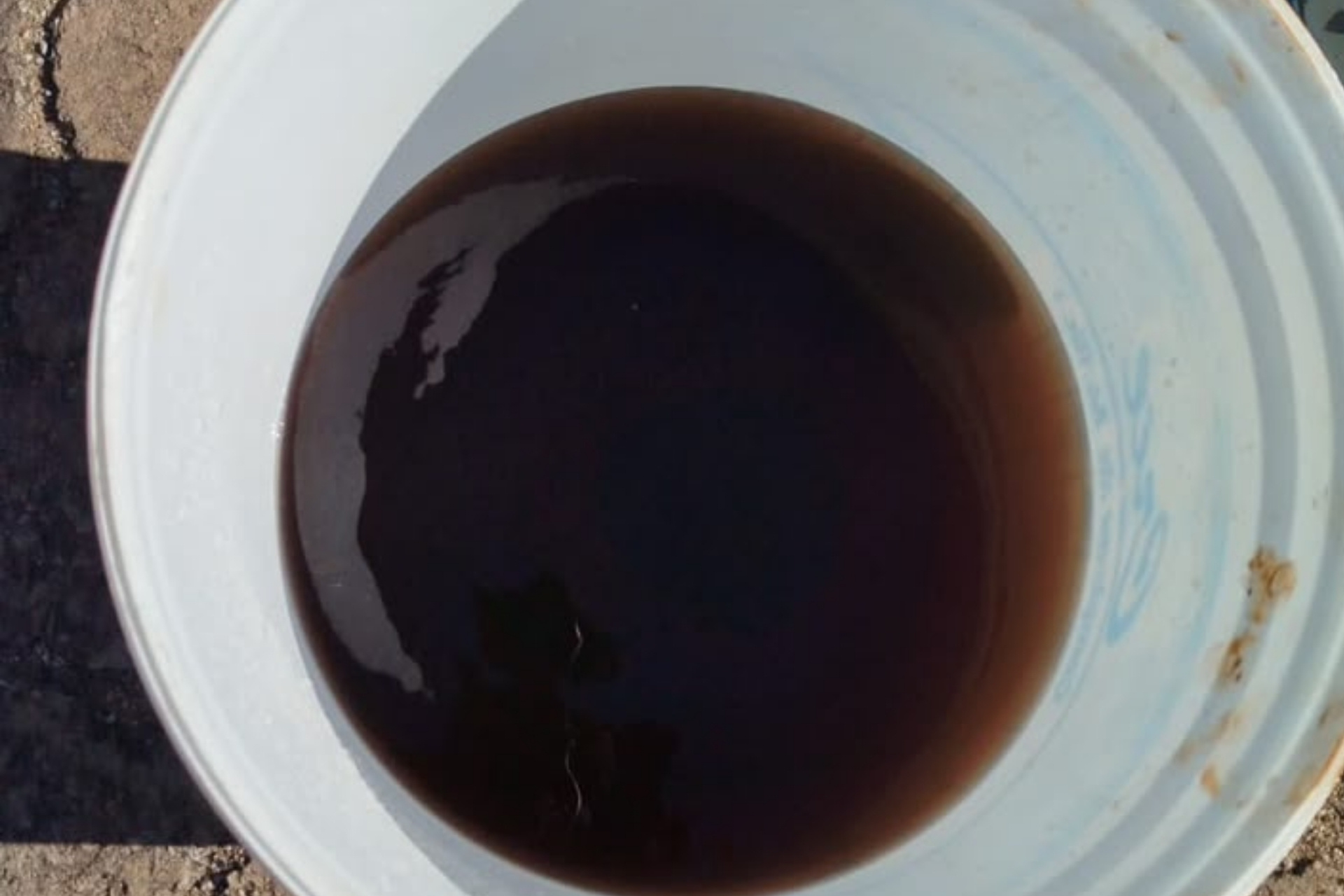 Água escurecida volta a sair das torneiras em Amarantina, distrito de Ouro Preto, após Saneouro afirmar que problema havia sido resolvido